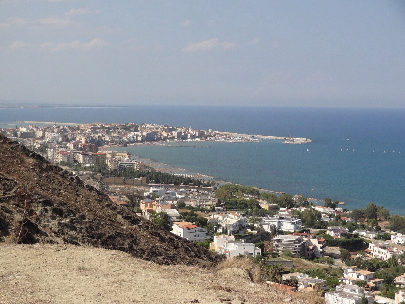 Crotone e il porto visti dalla collina